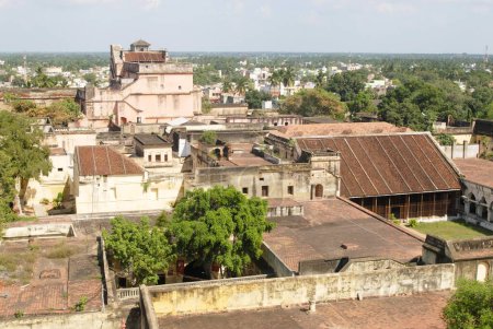 Vista aérea de Maratha Darbar Hall otras estructuras y vasta área del complejo del palacio de Thanjavur, Thanjavur, Tamil Nadu, India