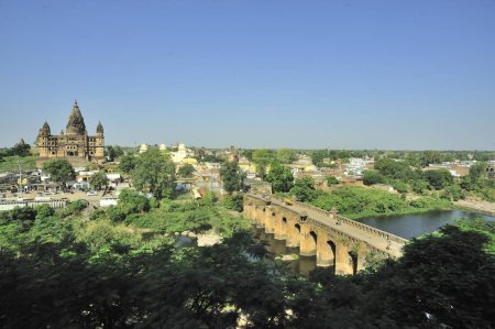 Foto de Puente de Orquesta en el río betwa y templo chaturbhuj khajuraho madhya pradesh india - Imagen libre de derechos