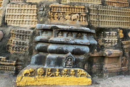 Téléchargez les photos : Statues de Bouddha au temple Mahabodhi, Bodhgaya, Bihar, Inde Patrimoine mondial de l'Unesco - en image libre de droit