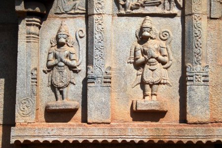 Foto de Escultura tallada de la pared del templo de Hajara Rama, ruinas de Hampi Vijayanagar, Karnataka, India - Imagen libre de derechos