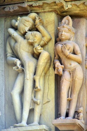 Foto de Esculturas eróticas en la pared del templo jagadambi Khajuraho madhya pradesh india - Imagen libre de derechos