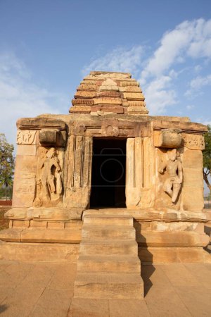 Téléchargez les photos : Entrée du temple Kadasiddeshvara, Pattadakal, site du patrimoine mondial de l'UNESCO, Chalouka, district Bagalkot, plateau du Deccan, Karnataka, Inde - en image libre de droit