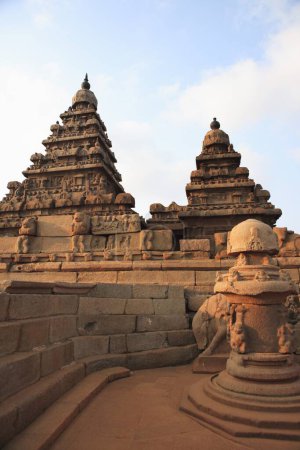 Téléchargez les photos : Temple côtier dédié aux dieux Vishnu et Shiva construit c. 700 _ 728, Mahabalipuram, District Chengalpattu, Tamil Nadu, Inde Site du patrimoine mondial de l'UNESCO - en image libre de droit