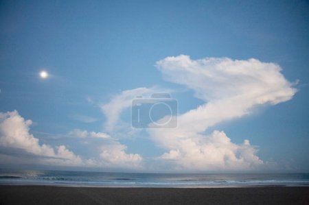 Téléchargez les photos : Ciel bleu avec lune et nuages, Palolem beach, Goa, Inde - en image libre de droit