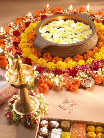 Téléchargez les photos : Arrangement de diyas et fleurs pour le festival des lumières de Diwali - en image libre de droit