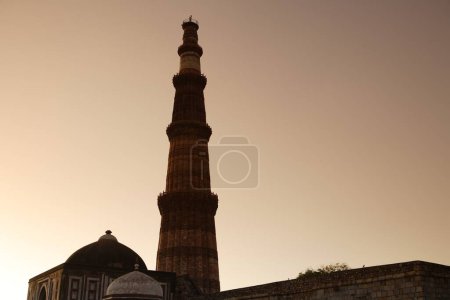Téléchargez les photos : Coucher de soleil à Qutab Minar construit en 1311 tour de grès rouge, art indo-musulman, sultanat de Delhi, Delhi, Inde Site du patrimoine mondial de l'UNESCO - en image libre de droit