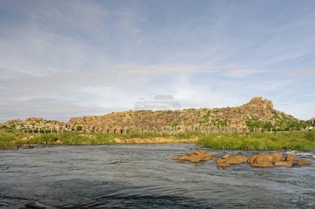 Téléchargez les photos : Vieux pont en pierre sur la rivière Tungabadra, Hampi, Vijayanagar, Dist Bellary, Karnataka, Inde Patrimoine mondial de l'UNESCO - en image libre de droit
