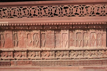 Foto de Diseño tallado en la pared en el palacio de Jodh Bais en Fatehpur Sikri construido durante la segunda mitad del siglo XVI, Agra, Uttar Pradesh, India Patrimonio de la Humanidad por la UNESCO - Imagen libre de derechos