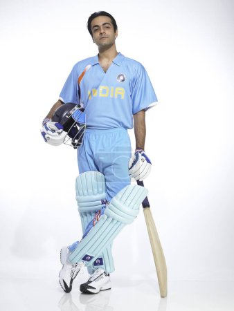 Batteur indien tenant chauve-souris et casque prêt pour le match de cricket 