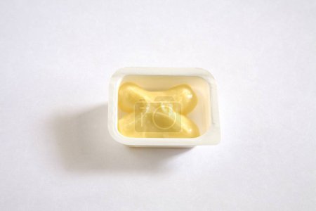 Milchprodukt, Makhan Maska Butter im Container auf weißem Hintergrund