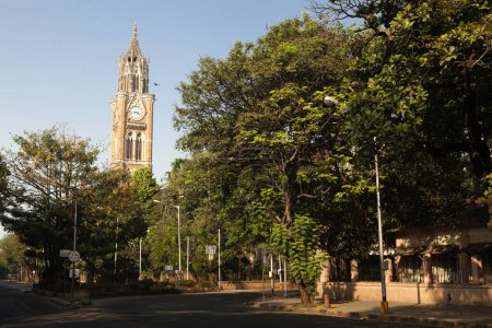 Téléchargez les photos : Route vide de Rajabai Tour de l'horloge en raison de la mort de balasaheb thackeray mumbai maharashtra Inde - en image libre de droit