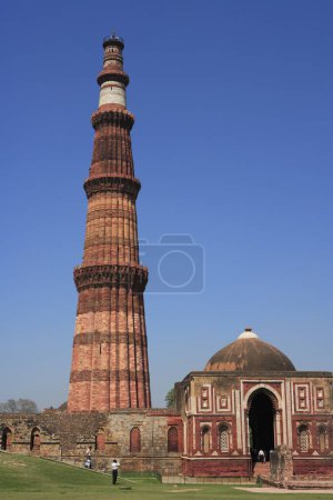 Téléchargez les photos : Alai Darwaza et Qutab Minar construits en 1311 tour de grès rouge, Delhi, Inde Patrimoine mondial de l'UNESCO - en image libre de droit