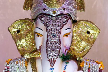 Téléchargez les photos : Idole richement décorée du seigneur Ganesh éléphant dirigé dieu pour le festival Ganpati, Pune, Maharashtra, Inde - en image libre de droit