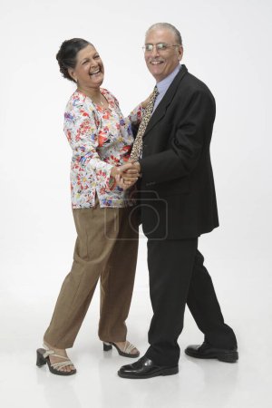 Pareja mayor, anciano y mujer bailando vals y sonriendo 