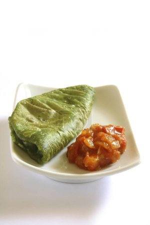 Téléchargez les photos : Cuisine indienne, fast food croustillant Palak Spinach Puri aux tomates masala bhaji ou sabzi servi dans un plat sur fond blanc - en image libre de droit