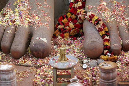 Foto de Guirnaldas de flores a los pies de la estatua del santo bhagwan gomateshwara bahubali durante el festival mahamasthakabhisheka Jain, Shravanabelagola en Karnataka, India febrero _ 2006 - Imagen libre de derechos