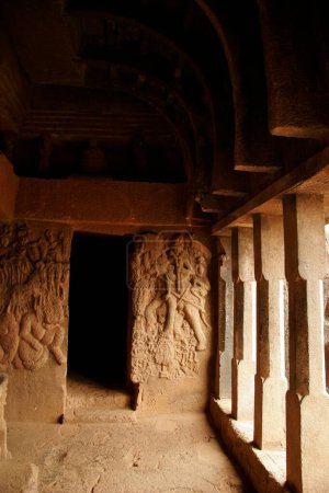 Tallados de pared en cuevas de Bhaja un sitio de patrimonio indio construido durante el reinado del rey Ashoka, Lonavala, Maharashtra, India