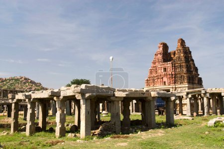 Templo de Vithala y bazar en columnas en el siglo XVI, Hampi, Karnataka, India