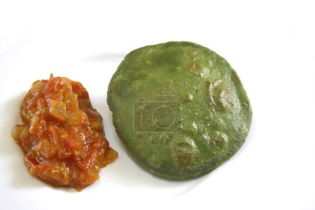 Téléchargez les photos : Cuisine indienne, fast food croustillant Palak Spinach Puri aux tomates masala bhaji ou sabzi servi dans un plat sur fond blanc - en image libre de droit
