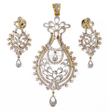 Foto de Diamante con colgante de joyería de oro con orejeras sobre fondo blanco - Imagen libre de derechos