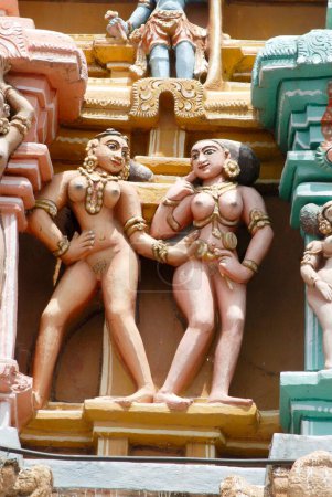Téléchargez les photos : Femmes nues ou gopika se taquinant sculptées sur la porte de Ranga gopuram du gigantesque temple Sri Ranganathswami, Srirangam, Tiruchirapalli Trichy, Tamil Nadu, Inde - en image libre de droit