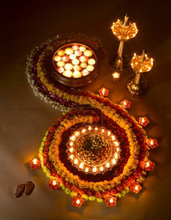 Foto de Lámparas de aceite Diyas y arreglo de flores para el festival diwali; India - Imagen libre de derechos