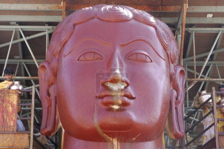 Zinnoberrotes Wasser ergießt sich auf die achtzehn Meter hohe Statue des bhagwan-Heiligen gomateshwara bahubali beim mahamasthakabhisheka Jain Festival, Shravanabelagola in Karnataka, Indien Februar _ 2006