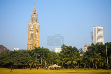 Téléchargez les photos : Maïdan ovale et tour de l'horloge rajabai, Bombay, Mumbai, Maharashtra, Inde 16 _ 12 _ 2009 - en image libre de droit