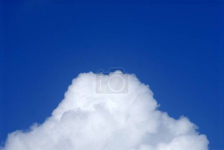 Téléchargez les photos : Nuages blancs et ciel bleu à Bombay Mumbai, Maharashtra, Inde - en image libre de droit