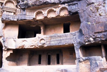 Téléchargez les photos : Une partie des grottes rocheuses de Bhajas datant du IIe siècle av. J.-C. dans les collines près de Lonavala, Maharashtra, Inde - en image libre de droit