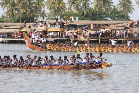 Téléchargez les photos : Course en bateau sur le lac punnamada, Alleppey, Alappuzha, Kerala, Inde - en image libre de droit