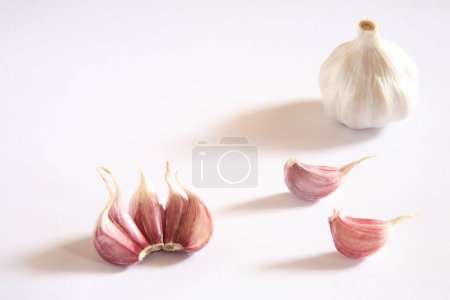 Foto de Especias indias, bulbos de ajo y clavos Lahsun Allium sativum sobre fondo blanco - Imagen libre de derechos