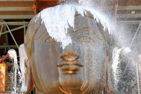 Leche vertida en la estatua de dieciocho metros de altura de bhagwan saint gomateshwara bahubali durante el festival mahamasthakabhisheka Jain, Shravanabelagola en Karnataka, India febrero _ 2006