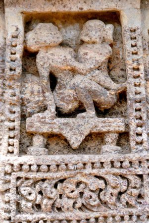 Téléchargez les photos : Statues érotiques ruinées sur le temple Konarak Sun, Konarak, Bhubaneswar, Orissa, Inde Patrimoine mondial - en image libre de droit
