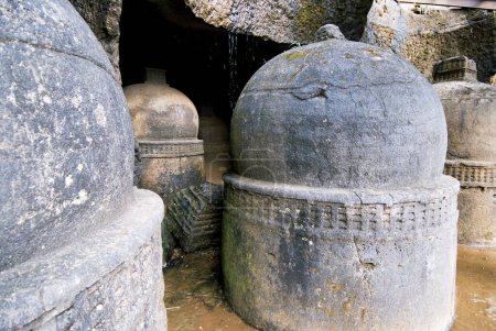 Téléchargez les photos : Beaucoup de stupas ou de répliques dans les grottes rocheuses de Bhaja près de Lonavala, Maharashtra, Inde - en image libre de droit