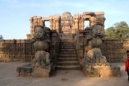 Téléchargez les photos : Sculptures de lions écrasant des éléphants le long d'une entrée du temple du Soleil monument du patrimoine mondial, Konarak, Orissa, Inde - en image libre de droit