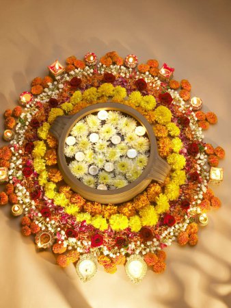 Diyas und Blumenarrangements für Diwali Lichterfest