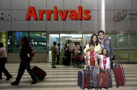 Foto de Familia en el aeropuerto internacional de chhatrapati shivaji, santacruz, Mumbai, Maharashtra, India - Imagen libre de derechos