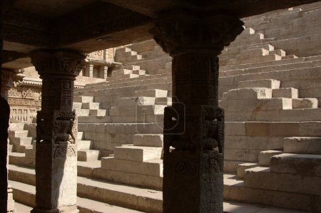 Säulen und Stufen im Patan Jain Tempel, Patan, Gujarat, Indien