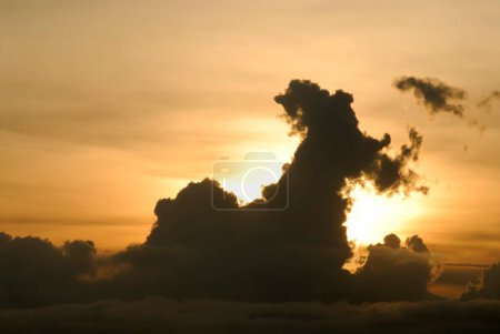 Téléchargez les photos : Ciel coloré au lever du soleil avec formation dramatique de nuages, Ramehswaram, Tamil Nadu, Inde - en image libre de droit