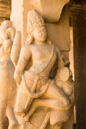 Téléchargez les photos : Sculpture gravée sur l'une des colonnes du temple Durga à Aihole, Karnataka, Inde - en image libre de droit