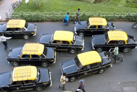 Téléchargez les photos : Haut jaune et corps noir sept taxis à Bombay Mumbai, Maharashtra, Inde - en image libre de droit