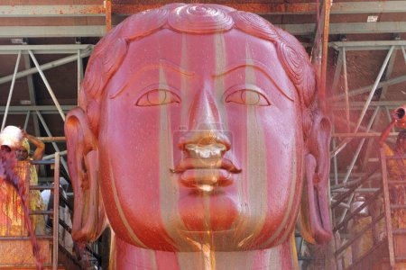 Zinnoberrotes Wasser ergießt sich auf die achtzehn Meter hohe Statue des bhagwan-Heiligen gomateshwara bahubali beim mahamasthakabhisheka Jain Festival, Shravanabelagola in Karnataka, Indien Februar _ 2006