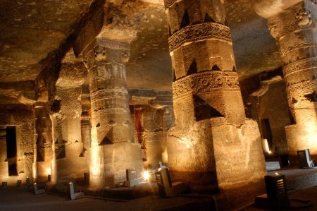 Foto de Recientemente conservado y bien decorado con luces interiores de la UNESCO Patrimonio de la Humanidad Cuevas de Ajanta en Maharashtra, India - Imagen libre de derechos