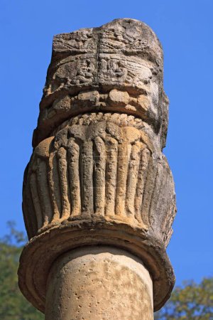 Téléchargez les photos : Baba colonne ou khamb érigé en 150 av. J.-C. par Héliodoros grec en l'honneur du dieu Vasudeva situé près de Vidisha à environ 70 km de Bhopal, Madhya Pradesh, Inde - en image libre de droit