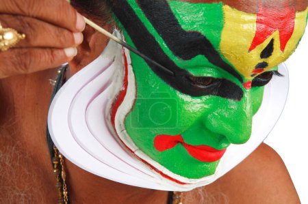 Téléchargez les photos : Danseuse kathakali du sud de l'Inde appliquant le maquillage, Kerala, Inde - en image libre de droit