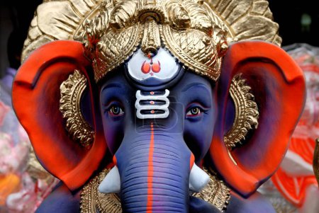 Foto de De cerca la cara del señor Ganesh ganpati ídolo - Imagen libre de derechos