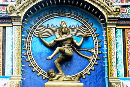 Foto de Nataraja Señor Shiva realizar danza cósmica Tandava colorido pintado trabajo de estuco en la fachada de Nataraja Hall, Thanjavur palacio, Thanjavur, Tamil Nadu, India - Imagen libre de derechos