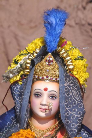 Téléchargez les photos : Idole de la déesse Durga au festival Navaratri célébrant le festival Vijayadashami Dussera, Dadar, Bombay Mumbai, Maharashtra, Inde - en image libre de droit
