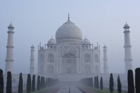 Foto de Taj Mahal vista antes del amanecer Séptimas Maravillas del Mundo, Agra, Uttar Pradesh, India Patrimonio de la Humanidad por la UNESCO - Imagen libre de derechos
